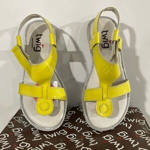 NWT Twig Girls VANESSA Yellow Patent Leather Velcro Shoes Size 11.5